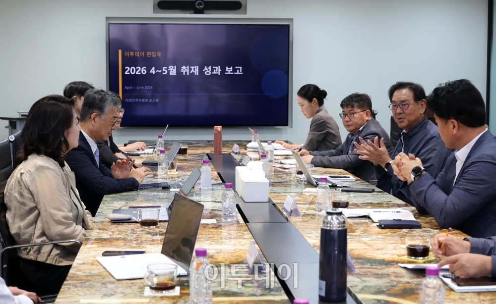 ▲9일 서울 강남구 논현동 이투데이 빌딩에서 미래전략위원회 회의가 열리고 있다. 이날 회의에는 안완기 미래전략위원회 위원장(한국공학대 석좌교수·전 한국생산성본부 회장)을 비롯해 이정훈(전 세아창원특수강 대표), 서명지(CSR임팩트 대표), 박현주(현대모비스 독립이사), 김철만(법무법인 율촌 변호사) 위원 등과 본지 이종재 대표이사, 이초희 편집국장 등이 참석해 보도 방향성에 대한 의견을 나눴다. 고이란 기자 photoeran@
