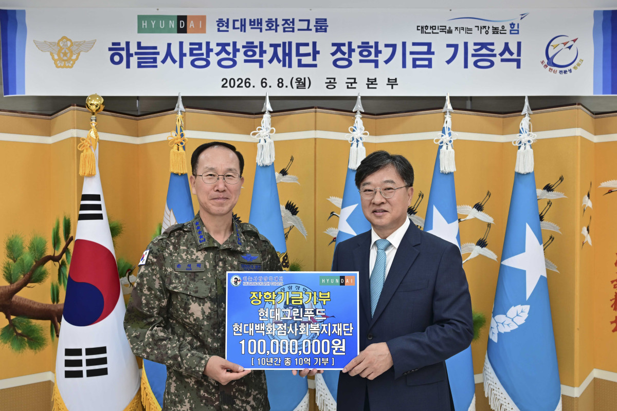 ▲8일 충남 계룡시 공군본부 무궁화회관에서 열린 '하늘사랑장학재단 장학기금' 기증식에서 박홍진(오른쪽) 현대그린푸드 사장과 손석락 공군참모총장이 기념사진을 찍고 있다. (사진제공=현대그린푸드)