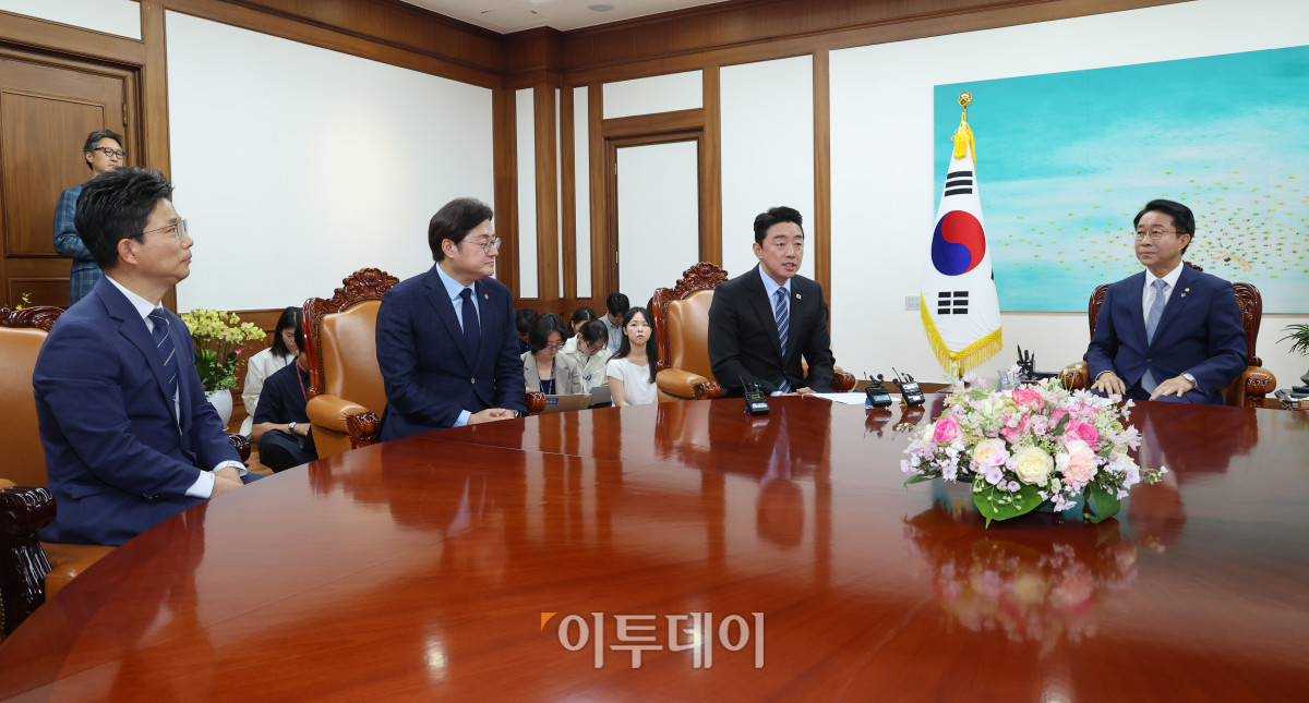 ▲강훈식 대통령 비서실장이 9일 서울 여의도 국회를 찾아 조정식 국회의장을 예방하고 있다. 왼쪽부터 정을호 정무비서관, 홍익표 정무수석, 강 비서실장, 조 의장. 고이란 기자 photoeran@