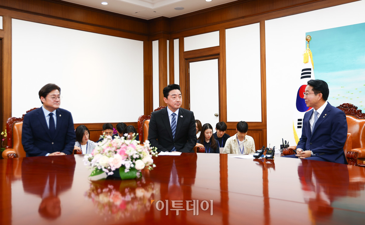 ▲강훈식 대통령 비서실장이 9일 서울 여의도 국회를 찾아 조정식 국회의장을 예방하고 있다. 왼쪽부터 홍익표 정무수석, 강 비서실장, 조 의장. 고이란 기자 photoeran@