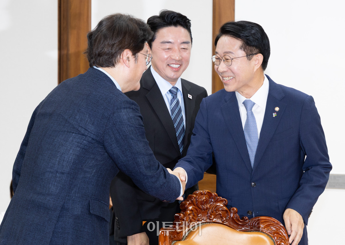 ▲홍익표(왼쪽) 대통령실 정무수석이 9일 서울 여의도 국회에서 조정식 신임 국회의장을 예방하고 있다. 가운데는 강훈식 대통령 비서실장. 고이란 기자 photoeran@