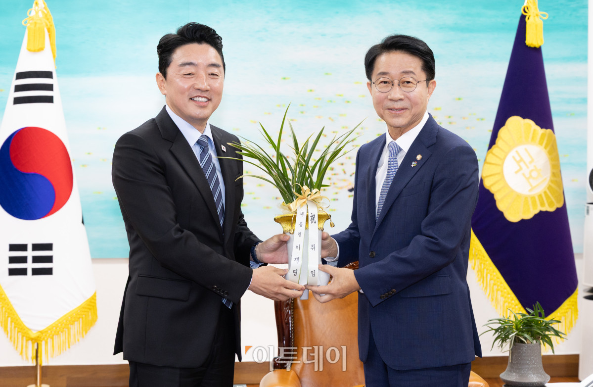 ▲강훈식(왼쪽) 대통령 비서실장이 9일 서울 여의도 국회에서 조정식 국회의장을 예방하며 이재명 대통령의 축하난을 전달하고 있다. 고이란 기자 photoeran@