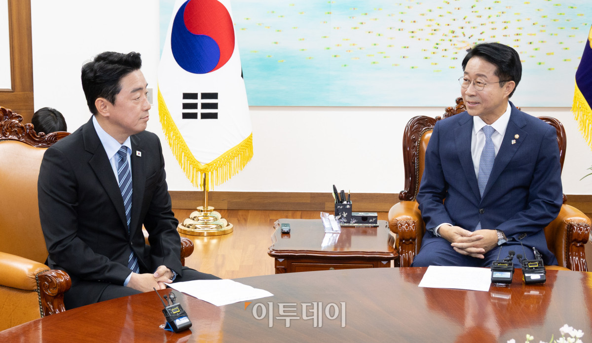 ▲강훈식(왼쪽) 대통령 비서실장이 9일 서울 여의도 국회에서 조정식 국회의장을 예방하고 있다. 고이란 기자 photoeran@