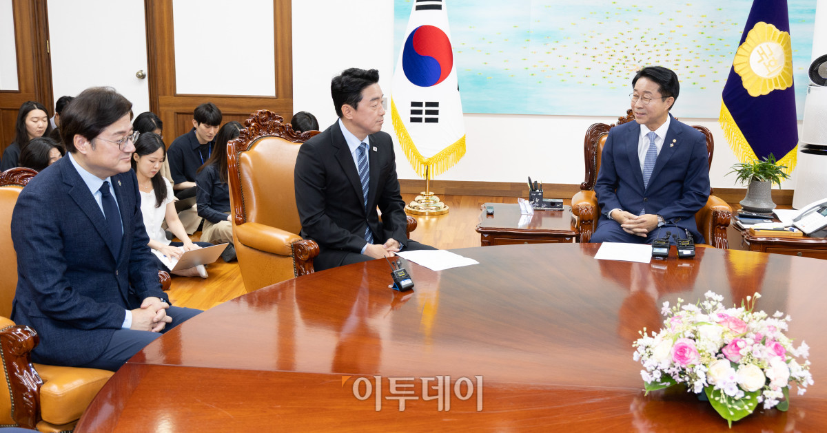 ▲강훈식 대통령 비서실장이 9일 서울 여의도 국회를 찾아 조정식 국회의장을 예방하고 있다. 왼쪽부터 홍익표 정무수석, 강 비서실장, 조 의장. 사진=고이란 기자 photoeran@