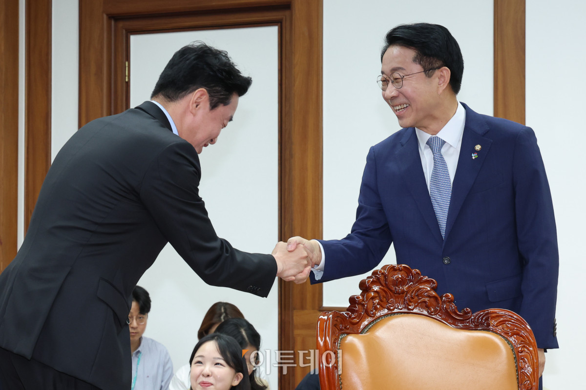 ▲강훈식(왼쪽) 대통령 비서실장이 9일 서울 여의도 국회에서 조정식 국회의장을 예방하고 있다. 고이란 기자 photoeran@