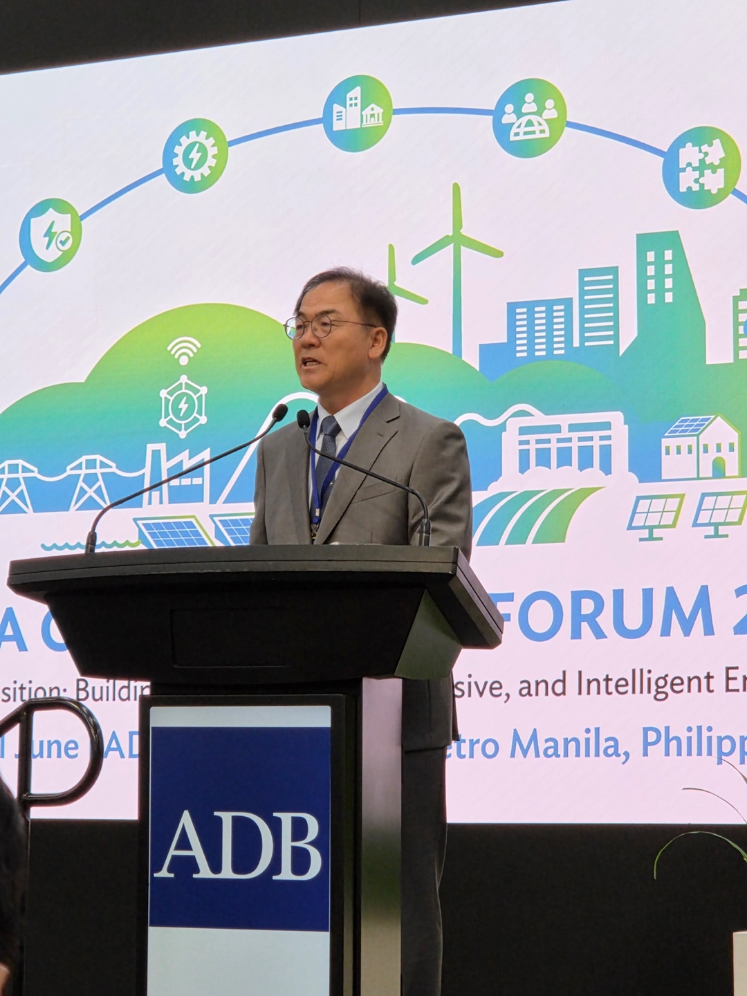 ▲최재관 한국에너지공단 이사장이 9일 필리핀 마닐라 아시아개발은행(ADB) 본사에서 개최된 ‘2026 아시아 클린에너지 포럼(ACEF)’ 개막식에서 인사말을 하고 있다. (사진제공=한국에너지공단)