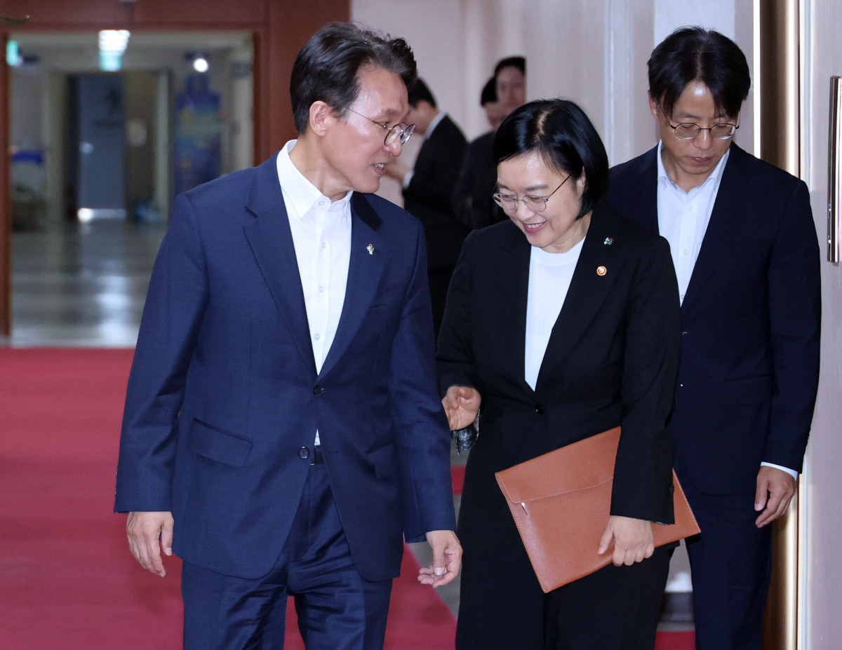 ▲김민석 국무총리와 한성숙 국무총리 후보자가 9일 오전 서울 종로구 정부서울청사에서 열린 국무회의 겸 비상경제점검회의에 함께 입장하고 있다. (연합뉴스)