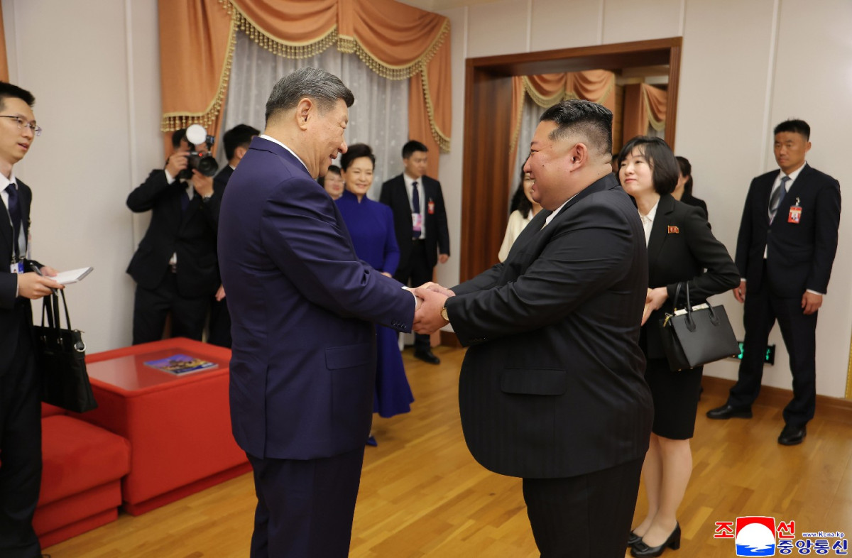▲북한 평양에서 8일 김정은(오른쪽) 국무위원장과 시진핑 중국 국가주석이 평양체육관에서 열린 공연을 관람하고 나서 악수하고 있다. (연합뉴스)