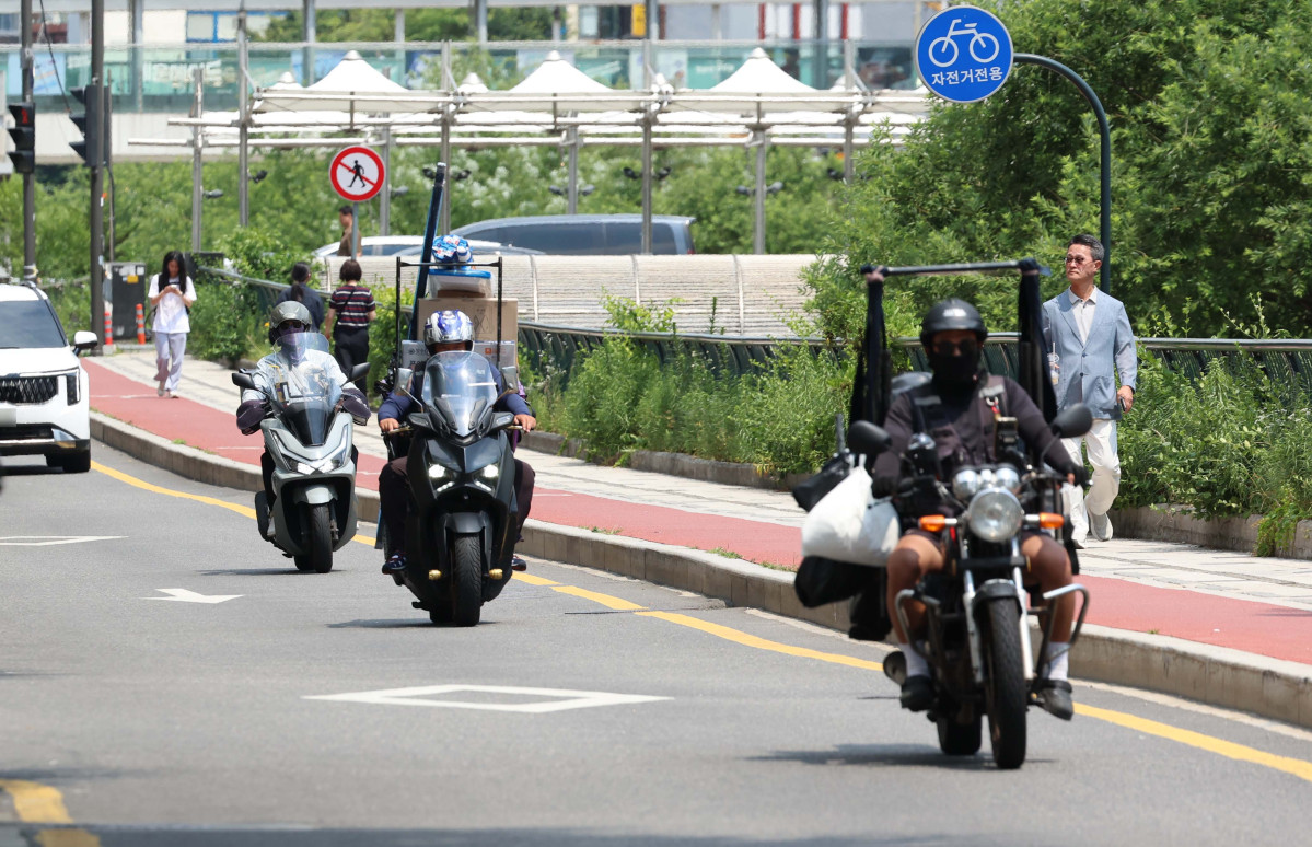 ▲내년도 적용 최저임금을 심의하는 최저임금위원회가 네 번째 회의를 열고 택배기사, 배달라이더, 특수고용직, 플랫폼노동자 등 ‘도급근로자’에 대한 최저임금 적용 확대 논의를 이어간 9일 서울의 한 도로에 오토바이가 달리고 있다. 신태현 기자 holjjak@