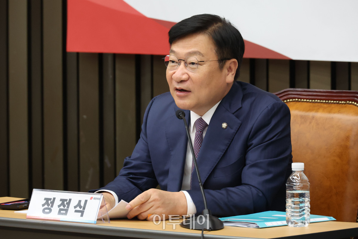 ▲원내대표 선거에 출마한 정점식 국민의힘 의원이 9일 서울 여의도 국회에서 초·재선 의원 모임 초청 간담회에서 발언을 하고 있다. 고이란 기자 photoeran@