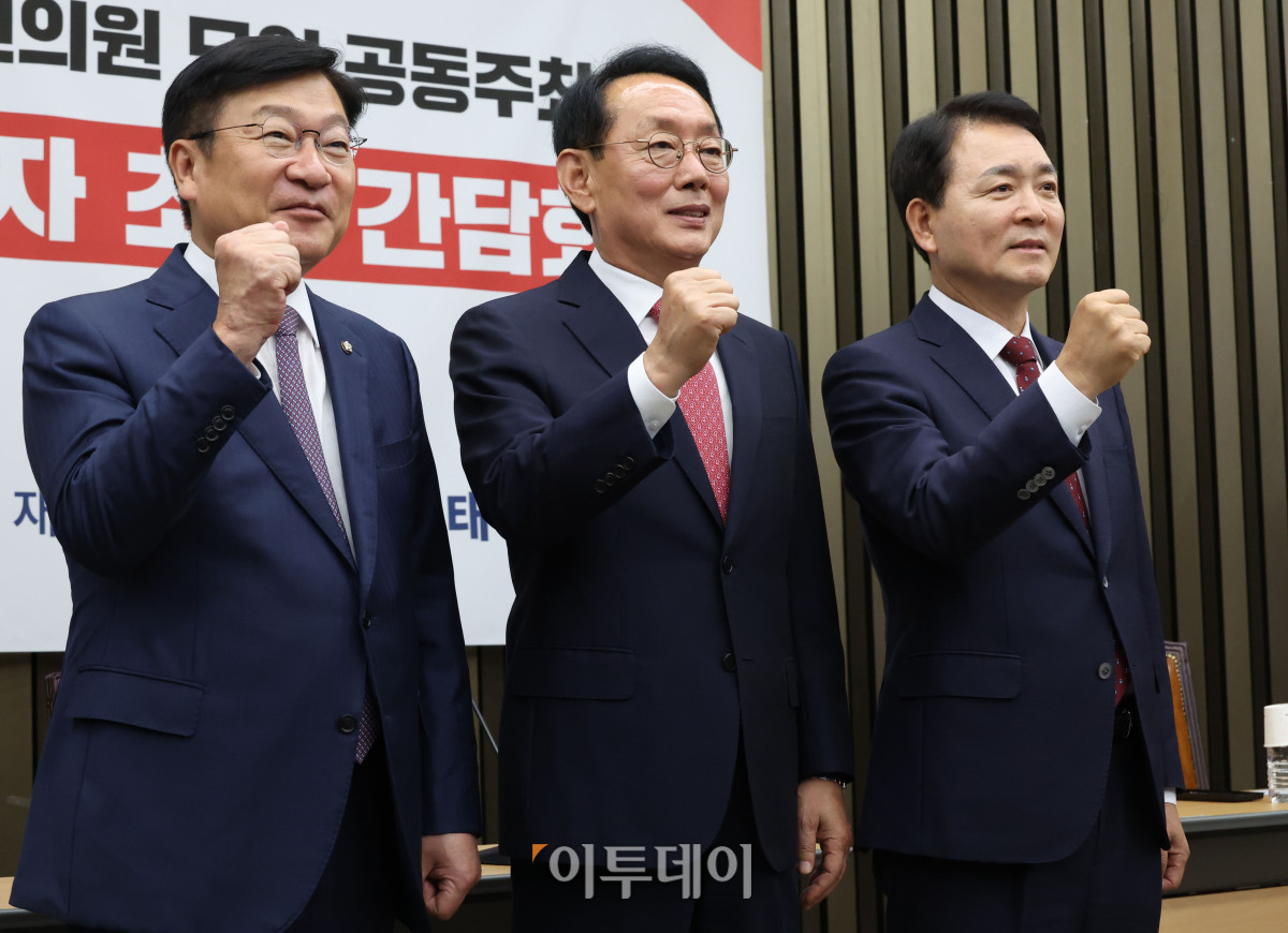 ▲원내대표 선거에 출마한 정점식(왼쪽부터), 김도읍, 성일종 국민의힘 의원이 9일 서울 여의도 국회에서 초·재선 의원 모임 초청 간담회에서 기념촬영을 하고 있다. 고이란 기자 photoeran@