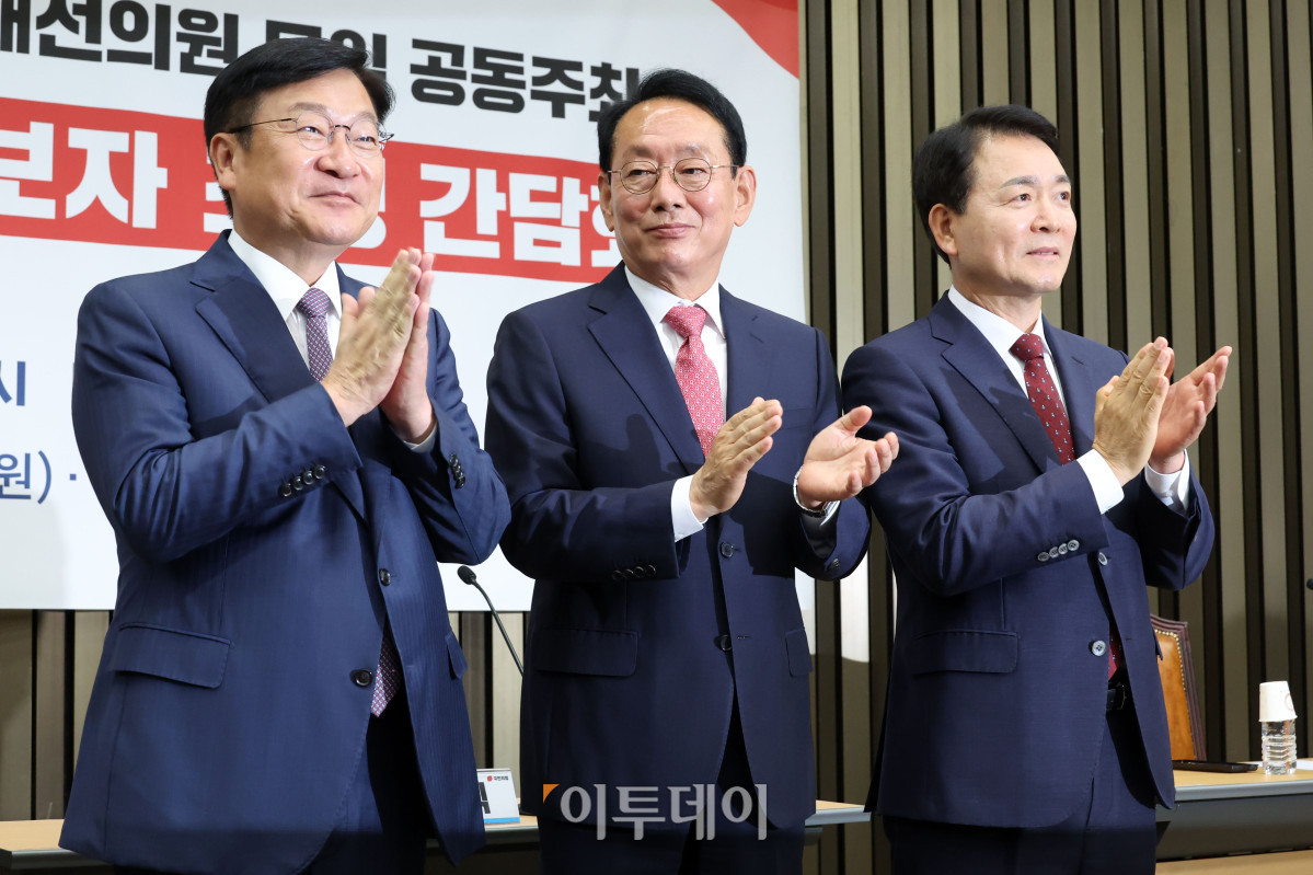 ▲원내대표 선거에 출마한 정점식(왼쪽부터), 김도읍, 성일종 국민의힘 의원이 9일 서울 여의도 국회에서 초·재선 의원 모임 초청 간담회에서 박수를 치고 있다. 고이란 기자 photoeran@