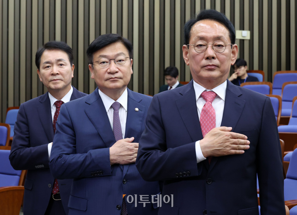 ▲원내대표 선거에 출마한 김도읍(오른쪽부터), 정점식, 성일종 국민의힘 의원이 9일 서울 여의도 국회에서 초·재선 의원 모임 초청 간담회에서 국민의례를 하고 있다. 고이란 기자 photoeran@