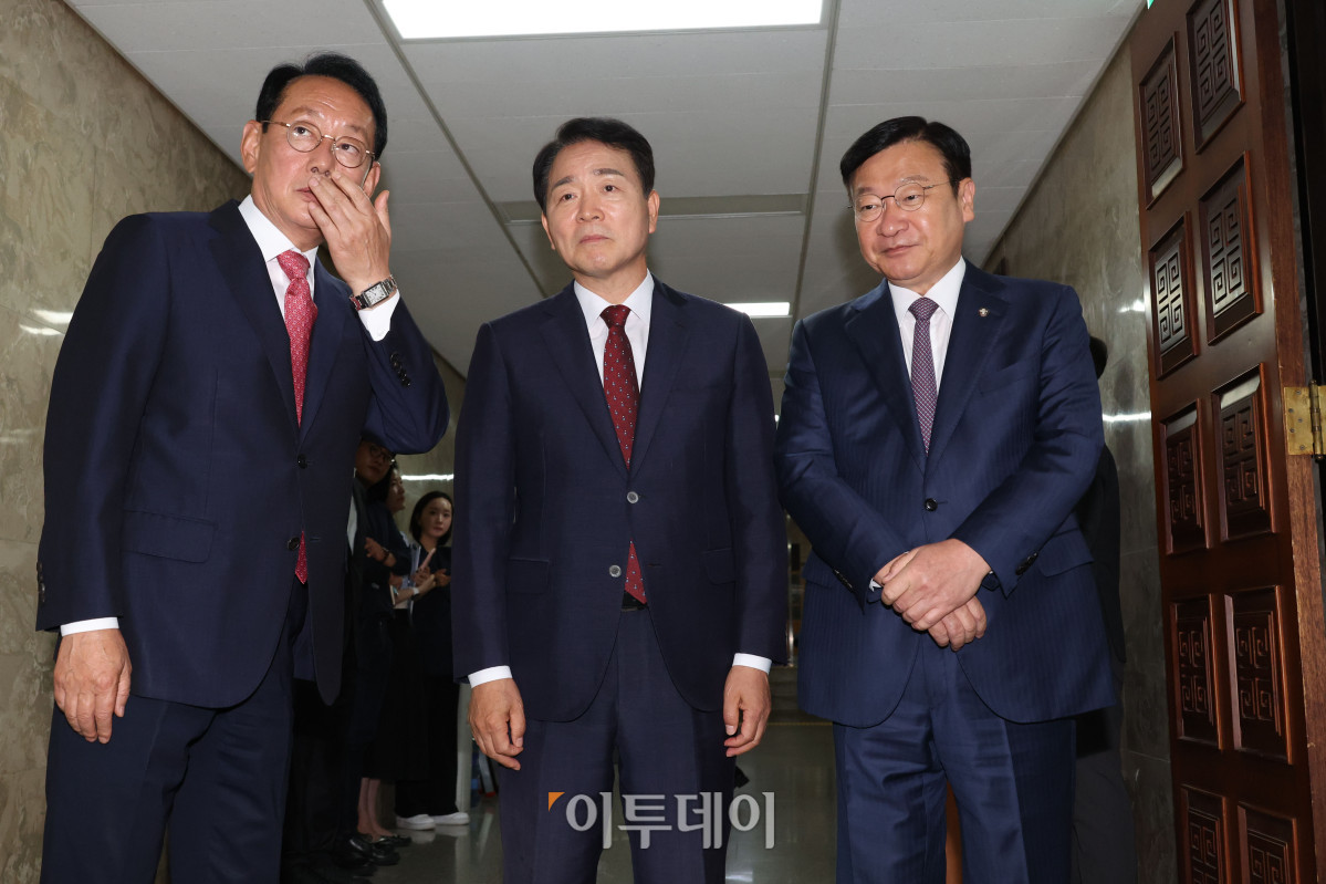 ▲원내대표 선거에 출마한 김도읍(왼쪽부터), 정점식, 성일종 국민의힘 의원이 9일 서울 여의도 국회에서 초·재선 의원 모임 초청 간담회에 앞서 대화를 하고 있다. 고이란 기자 photoeran@