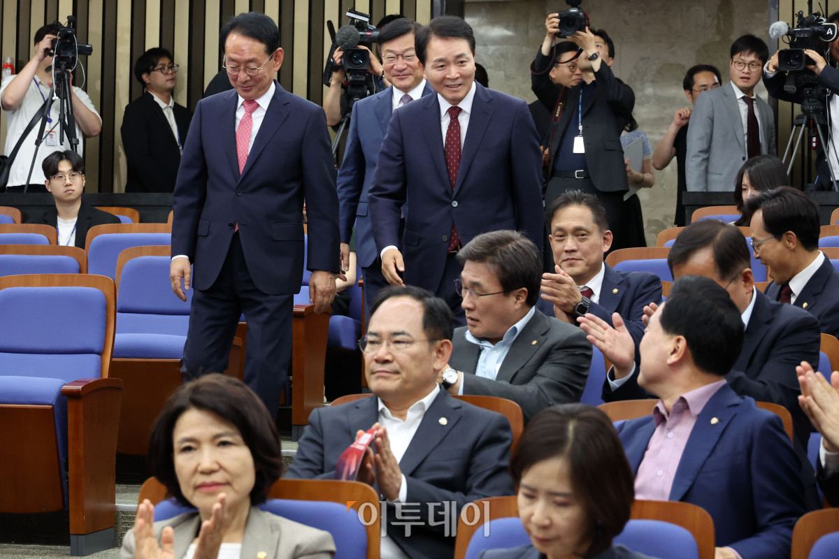 ▲원내대표 선거에 출마한 김도읍(왼쪽부터), 정점식, 성일종 국민의힘 의원이 9일 서울 여의도 국회에서 초·재선 의원 모임 초청 간담회에 참석하고 있다. 고이란 기자 photoeran@