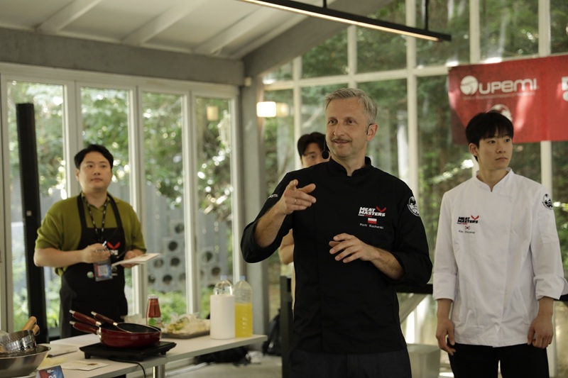 ▲‘MEAT MASTERS 2026 in Korea’ 쿠킹 워크숍 실습을 지도하는 피오트르 쿠차르스키(Piotr Kucharski) 셰프 (UPEMI 제공)