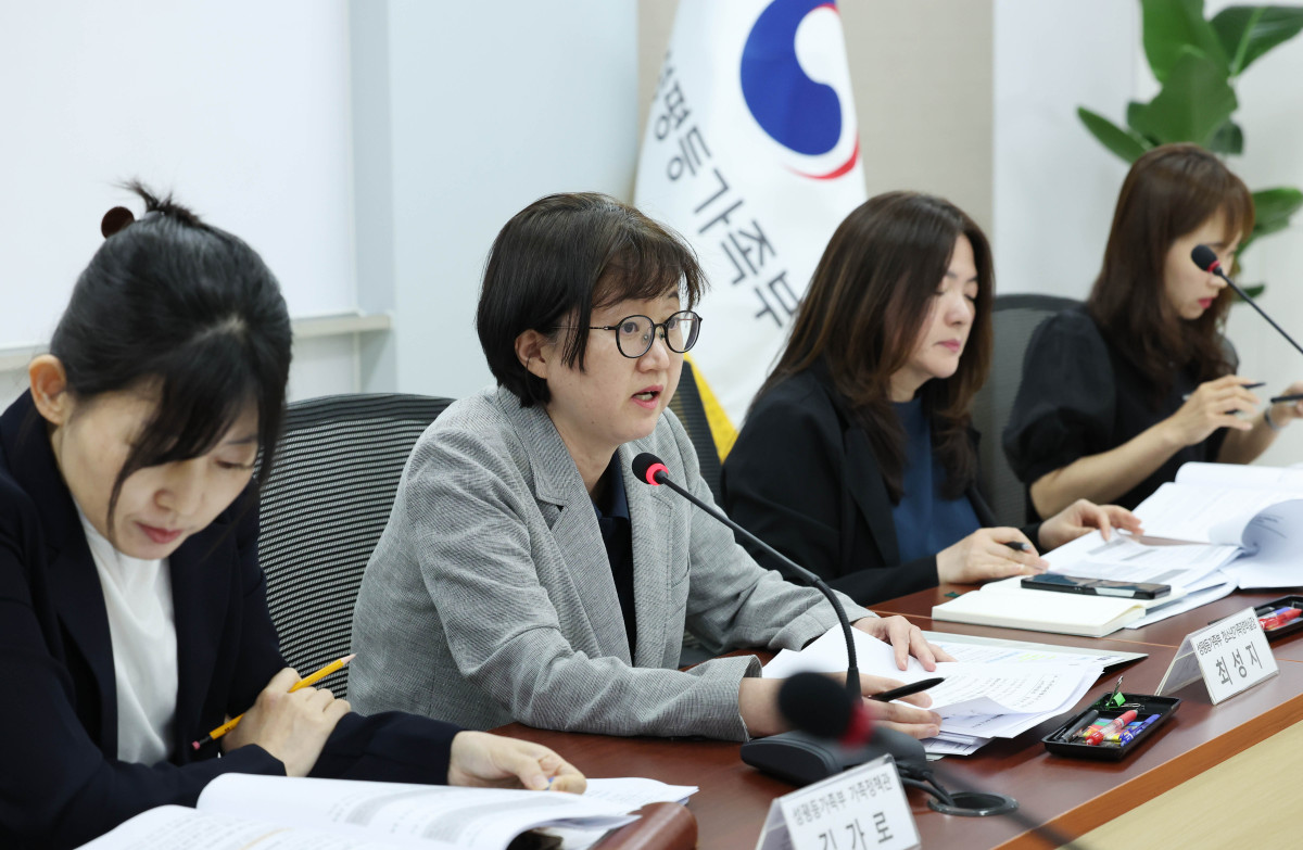 ▲최성지(왼쪽 두번째) 성평등가족부 청소년가족정책실장이 9일 오후 서울 종로구 정부서울청사에서 제5차 건강가정기본계획 브리핑을 하고 있다. (뉴시스)