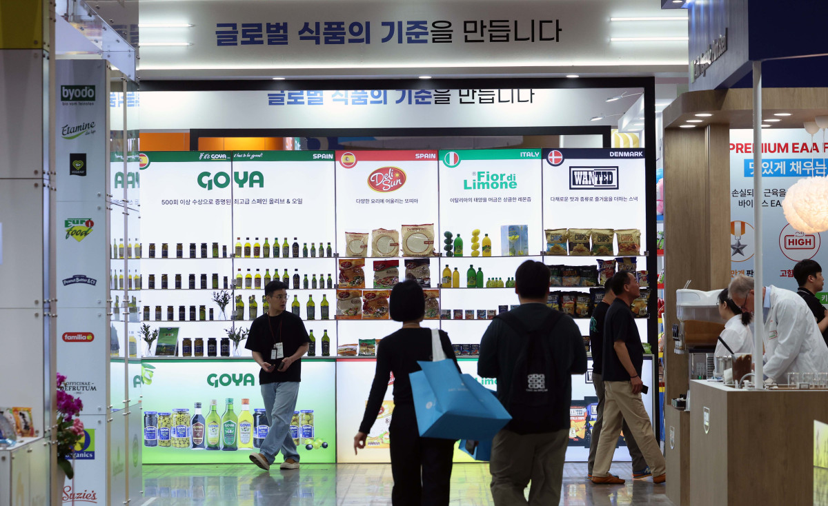 ▲9일 경기 고양시 킨텍스에서 열린 ‘2026 서울국제식품산업대전(서울푸드 2026)’에서 참관객들이 부스를 둘러보고 있다. 서울푸드 2026은 국내 최대 식품 전시회이자 아시아 대표 박람회로 올해는 전 세계 49개국 1800개 식품기업이 참여했다. 신태현 기자 holjjak@