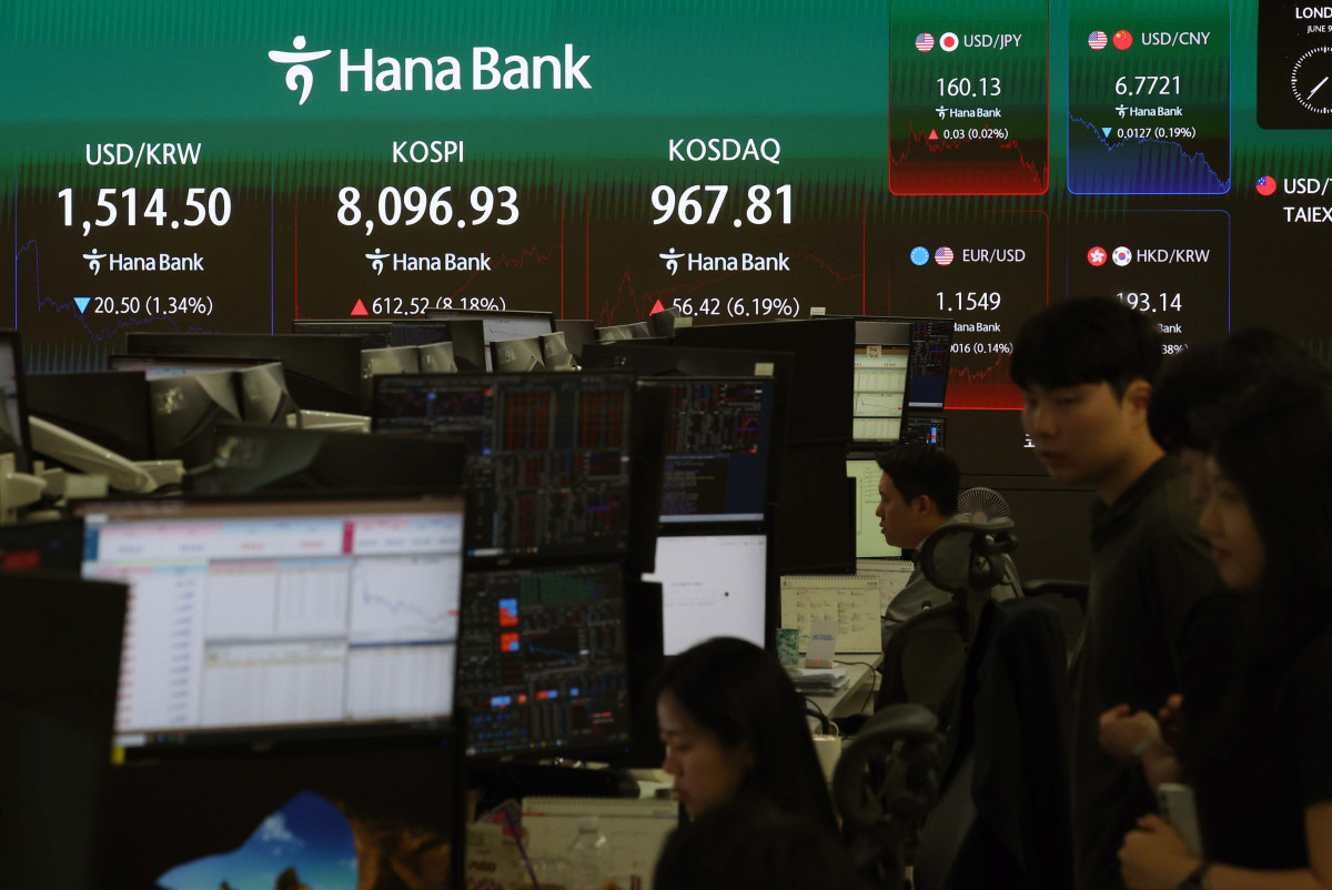 ▲코스피가 8% 넘게 오른 8090대로 마감, 전날의 급락 상당 부분을 만회한 9일 서울 중구 하나은행 본점 모니터에 코스피 등 시황이 표시되고 있다. 이날 코스피는 전장보다 612.52포인트(8.18%) 오른 8096.93으로 마감했다. 이는 역대 최대 코스피 상승폭으로, 2위는 지난달 21일 기록한 606.64포인트다. 코스닥은 전날보다 56.42포인트(6.19%) 오른 967.81로 장을 끝냈다. 서울외환시장에서 원·달러 환율은 전 거래일(1535.0원)보다 22.9원 내린 1512.1원에 주간 거래를 마쳤다. 신태현 기자 holjjak@