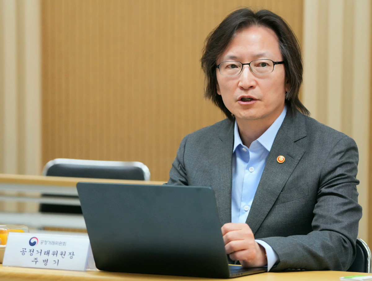 ▲주병기 공정거래위원장이 9일 한국프랜차이즈산업협회, 전국가맹점주협의회 등 가맹업계 관계자들과 간담회를 하고 있다. (공정거래위원회)