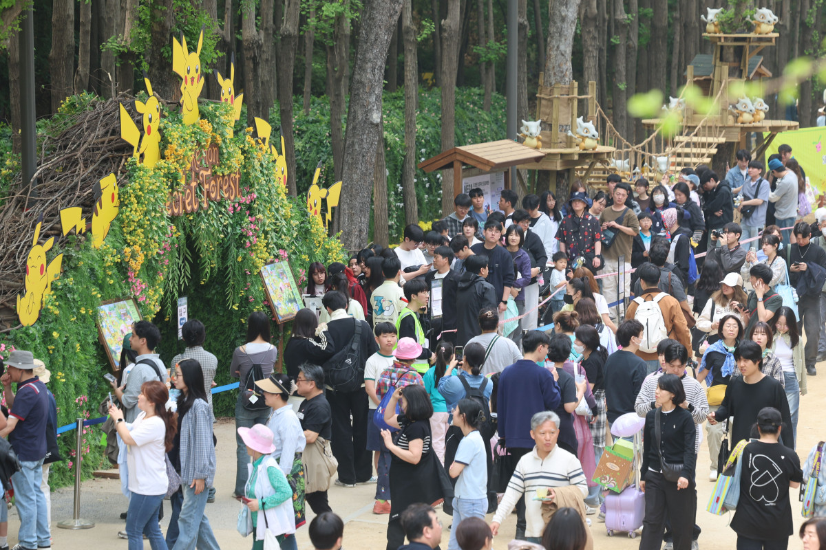 ▲1일 서울 성동구 서울숲 일대에서 열린 일본 애니메이션 겸 게임 '포켓몬스터' 30주년 행사에 대규모 인파가 운집하며 행사가 중단되고 경찰과 소방이 출동하는 소동이 벌어졌다. 포켓몬 코리아는 희귀 카드를 주는 이벤트를 중단하고 인파 관리에 나섰다. 2일 서울 성동구 서울숲 '포켓몬 시크릿 포레스트' 행사장이 시민들로 붐비고 있다. (뉴시스)