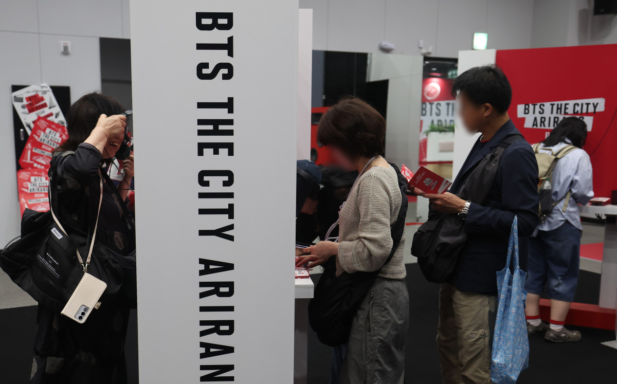 ▲8일 부산 동구 부산역 부산유라시아플랫폼에 마련된 'BTS THE CITY 아리랑 부산 웰컴센터'를 찾은 외국인 관광객들이 BTS 음악을 즐기고 있다. 방탄소년단(BTS) 부산 공연을 앞두고 21일까지 운영되는 이곳은 방문객에게 부산 주요 관광지와 교통, 맛집, 축제, 체험 콘텐츠 등 부산관광 안내와 함께 공연·행사 정보를 제공하고, 짐캐리 연계 짐보관·배송 서비스를 운영한다. (뉴시스)