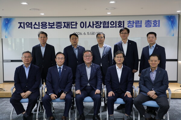 ▲전국 지역신용보증재단이 6월 5일 지역신용보증재단 이사장협의회 창립총회를 열고 '소상공인 위기극복과 지원 강화를 위한 지역신용보증재단 호소문'을 발표했다. 초대 회장인 시석중 경기신용보증재단 이사장(앞줄 가운데)과 전국 지역신보 이사장들이 모였다. (경기신용보증재단)