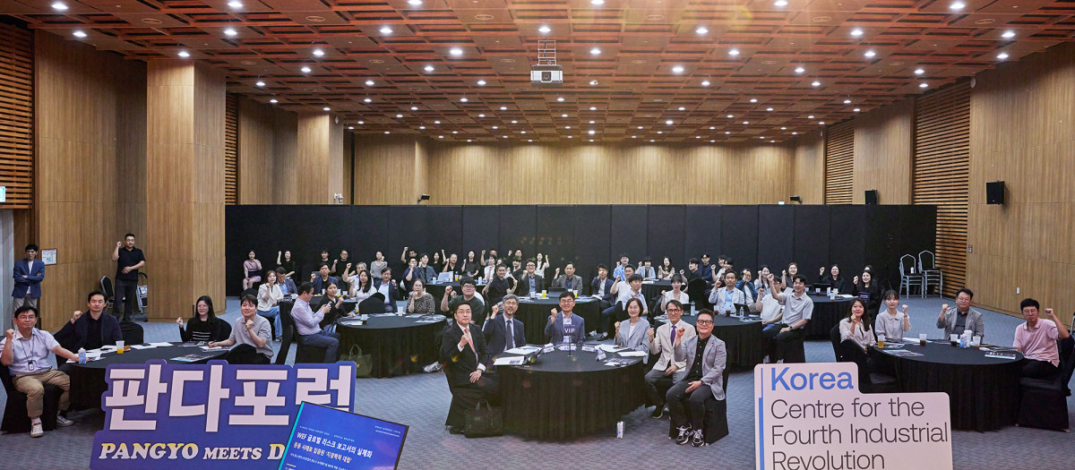 ▲경기도경제과학진흥원이 9일 판교 경기창조경제혁신센터에서 '중동 리스크 시대: 중소기업 생존 전략'을 주제로 '제2회 판다포럼'을 개최했다. 김현곤 경과원장(앞줄 가운데)과 도내 중소기업·스타트업 관계자 100여 명이 파이팅을 외치며 기념촬영하고 있다. (경기도경제과학진흥원)