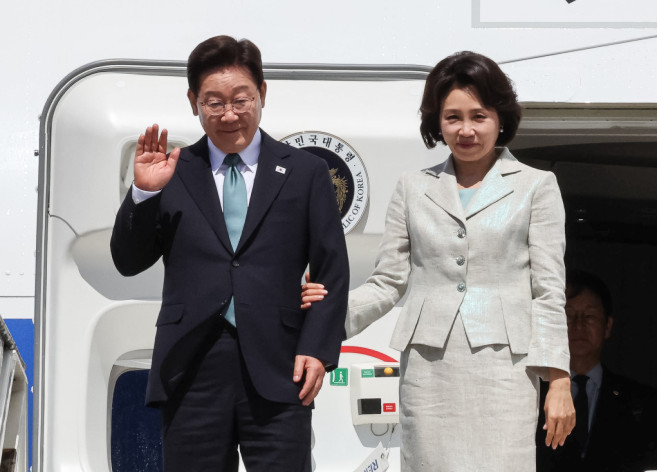 ▲벨기에를 방문한 이재명 대통령과 김혜경 여사가 9일(현지시간) 브뤼셀 멜스부르크 공군 기지에 도착한 공군 1호기에서 환영객에게 인사하고 있다. (연합뉴스)