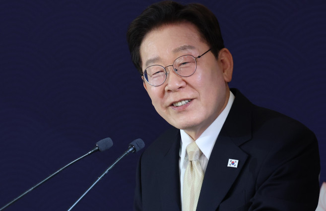 ▲이재명 대통령이 9일(현지시간) 벨기에 브뤼셀 한 호텔에서 열린 동포 만찬간담회에서 인사말을 하고 있다. (연합뉴스)