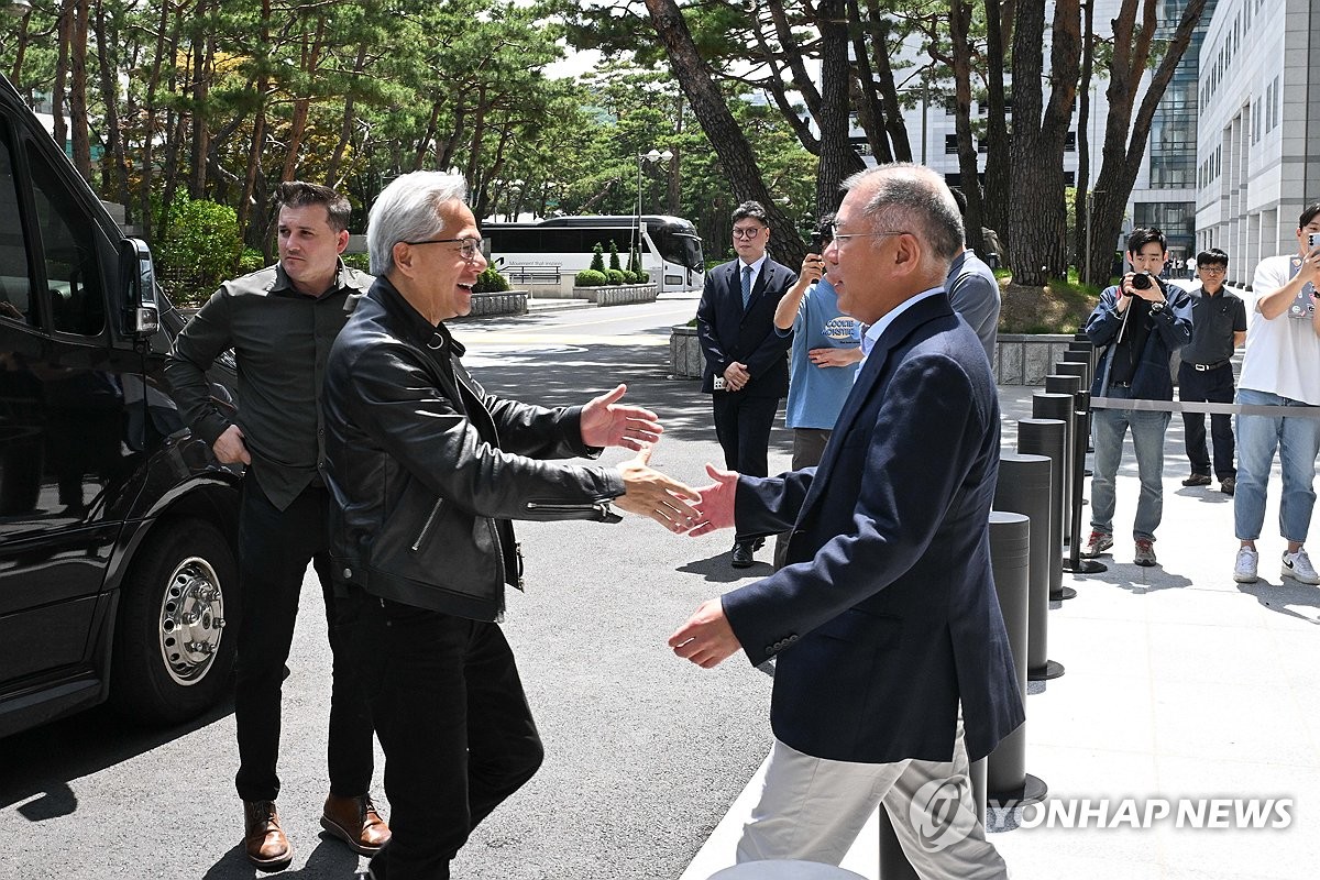 ▲젠슨 황 엔비디아 최고경영자(CEO)가 서울 서초구 현대자동차 본사에 방문해 정의선 현대차그룹 회장과 인사하고 있다 (사진제공=연합뉴스)