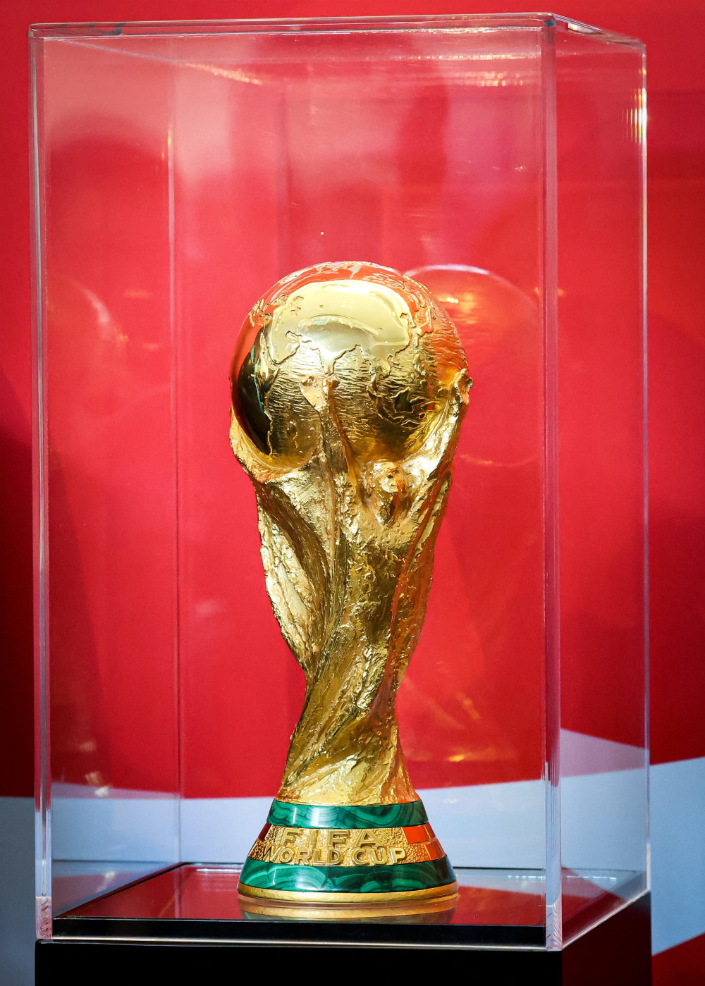 ▲2일(현지시간) 미국 뉴욕의 미국자연사박물관에서 열린 국제축구연맹(FIFA) 월드컵 트로피 투어 행사에 월드컵 우승 트로피가 전시돼 있다. (로이터/연합뉴스)