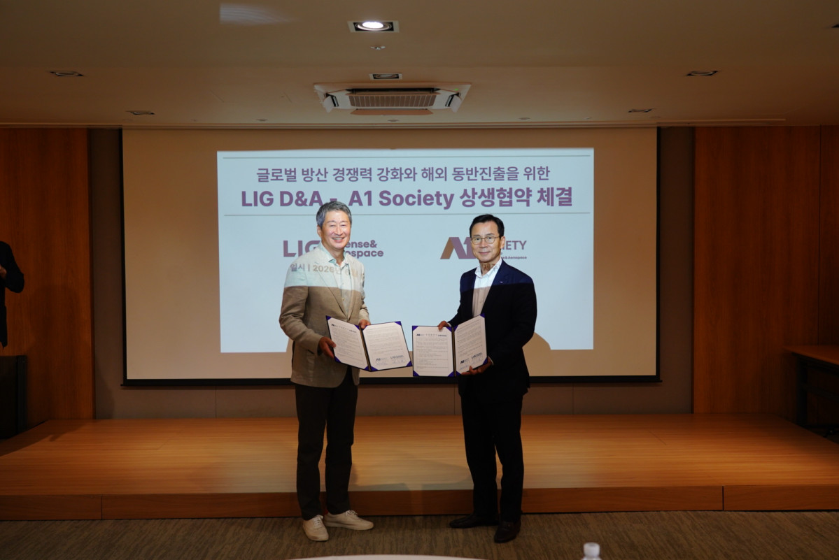 ▲신익현 LIG D&A 대표이사(오른쪽)와 A1 Society 회장사인 탈로스 채재호 대표이사가 기념촬영을 하고 있다. (LIG D&A)