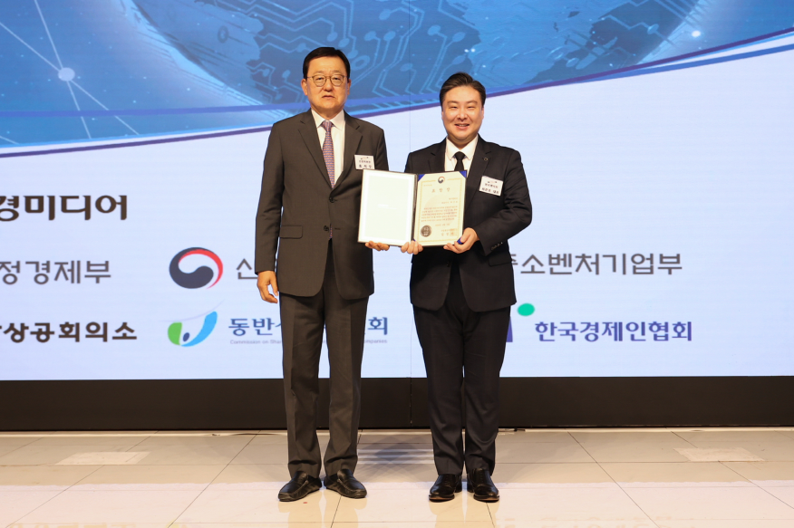 ▲9일 열린 ‘제14회 2026 대한민국 글로벌리더’ 시상식에서 최준호 형지엘리트 대표이사(오른쪽)와 시상자인 홍석우 전 지식경제부 장관이 기념촬영을 하고 있다. (사진제공=형지엘리트)