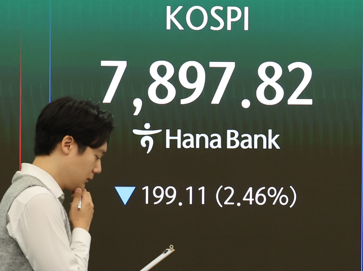 ▲10일 서울 중구 하나은행 본점 딜링룸에서 직원들이 업무를 보고 있다. 이날 코스피는 전장보다 197.16포인트(2.43%) 내린 7899.77로 시작했다. (사진= 연합뉴스)