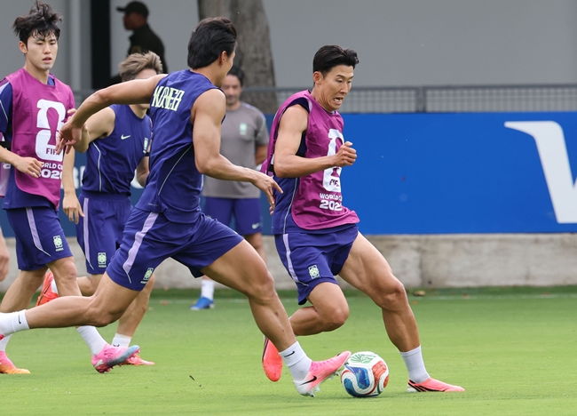 ▲2026 북중미 월드컵에 출전하는 손흥민을 비롯한 축구 국가대표팀이 6일(현지시간) 베이스캠프 훈련장인 멕시코 과달라하라 치바스 바예 베르데에서 멕시코 도착 후 첫 훈련을 하고 있다. (연합뉴스)