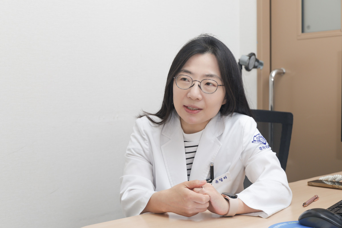 ▲유달라 경희대병원 신경과 교수는 최근 본지와의 인터뷰를 통해 “파킨슨병이 혈압이나 당뇨처럼 꾸준한 치료와 관리로 삶의 질을 유지하는 만성질환으로 바뀌는 시대가 올 것으로 기대한다”고 말했다. (사진제공=경희대병원)