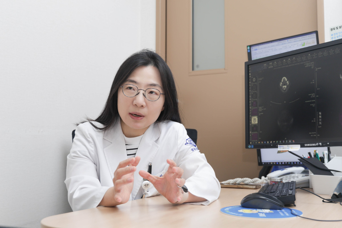 ▲유달라 경희대병원 신경과 교수가 본지와 인터뷰를 진행하고 있다. (사진제공=경희대병원)