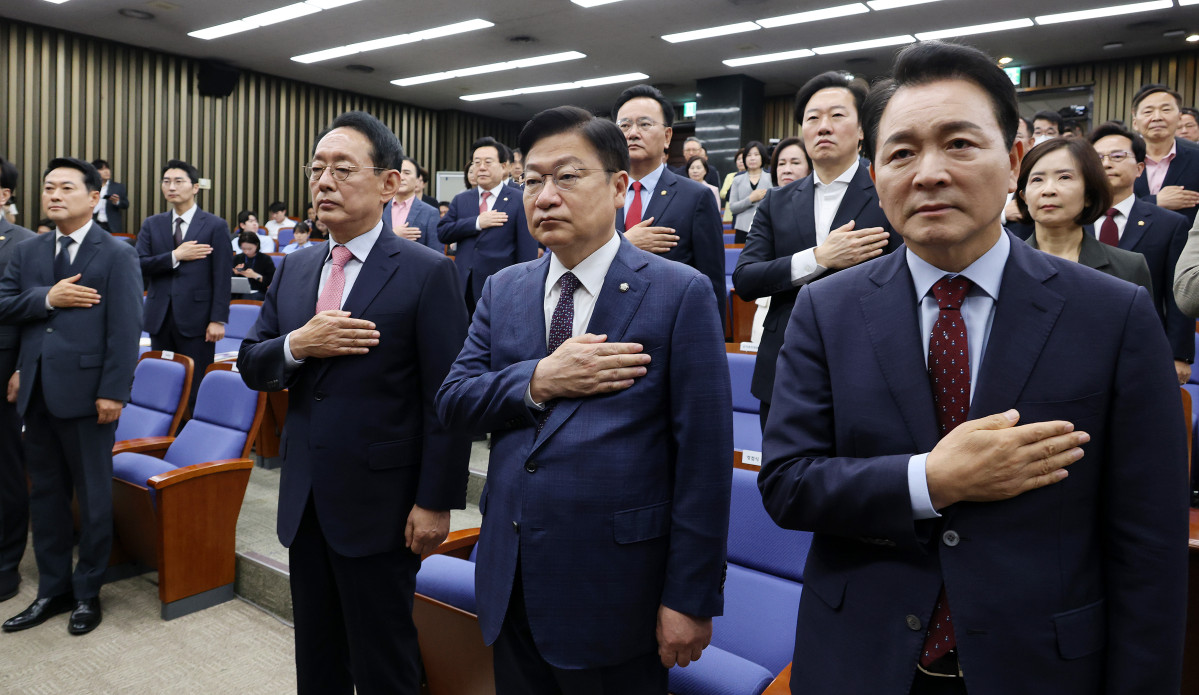 ▲국민의힘 장동혁 대표와 원내대표 선거에 출마한 김도읍, 정점식, 성일종 후보가 10일 국회에서 열린 원내대표 선출 선거 의원총회에서 국기에 경례하고 있다. (연합뉴스)