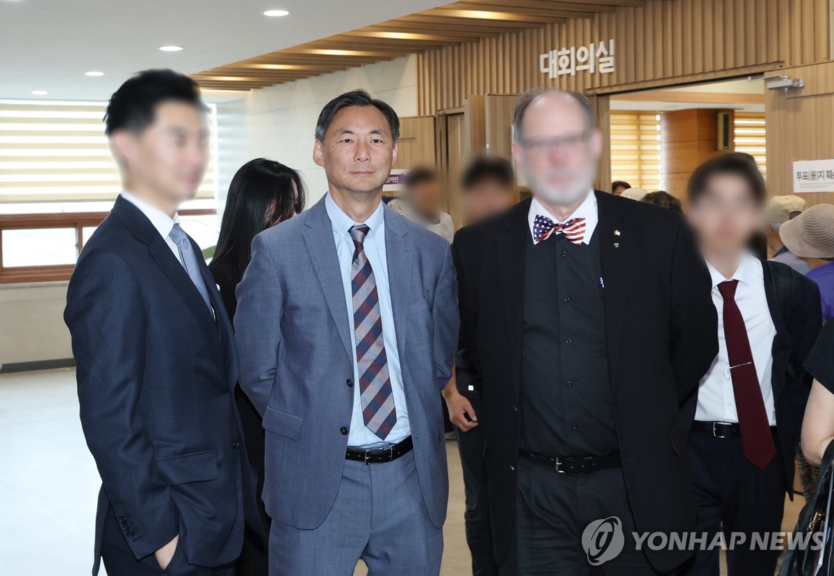 ▲'부정선거론자' 모스 탄(한국명 단현명) 미국 리버티대 교수가 지난달 29일 사전투표가 진행되고 있는 경기도 평택시 안중읍 행정복지센터를 방문하고 있다. (연합뉴스)
