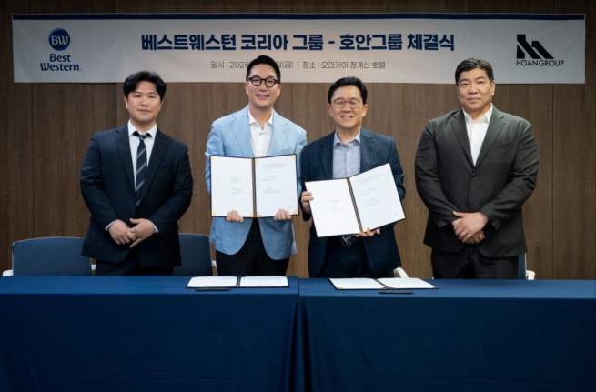 ▲호안그룹은 10일 글로벌 호텔 브랜드 베스트웨스턴 코리아와 전략적 MOU를 체결했다.<왼쪽부터 이재화 호안그룹 이사, 이승훈 호안그룹 대표, 최영철 베스트웨스턴 코리아 대표, 정재형 베스트웨스턴 코리아 상무> (사진제공 = 호안그룹)