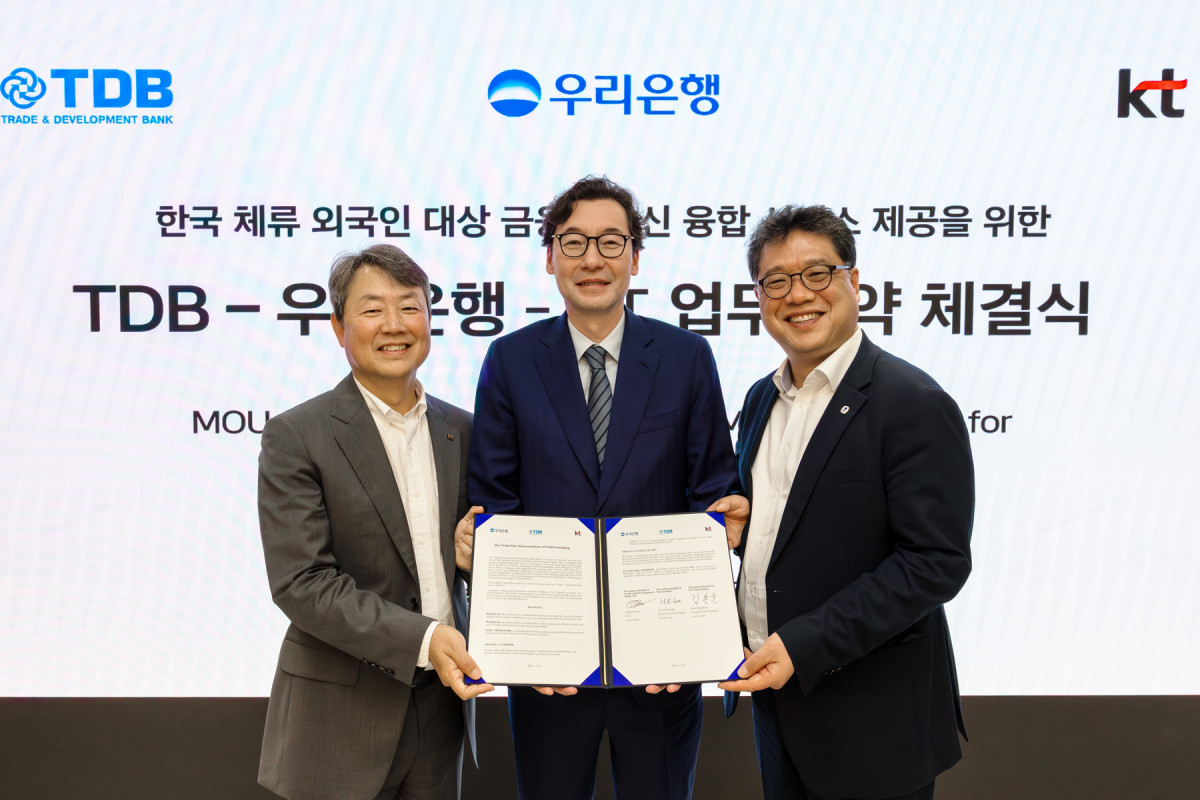 ▲(오른쪽부터) 우리은행 이해광 개인그룹장, 몽골 무역개발은행 오르콘 아넌 은행장, KT 김봉균 Enterprise 부문장이 10일 광화문 KT 본사에서 협약식을 마친 뒤 기념 촬영을 하고 있다. (사진제공=우리은행)
