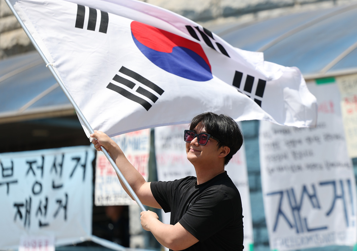 ▲9일 서울 송파구 올림픽공원 핸드볼경기장에서 한 참가자가 태극기를 흔들고 있다. (연합뉴스)