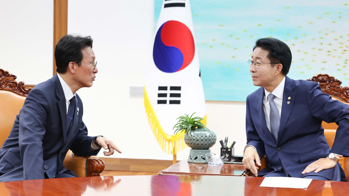 ▲김민석 국무총리(왼쪽)가 10일 국회를 찾아 조정식 신임 국회의장과 얘기를 나누고 있다. 2026.6.10 [공동취재] (연합뉴스)