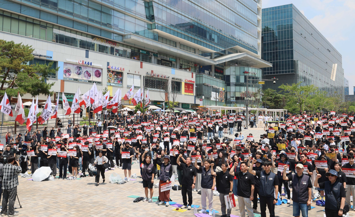▲카카오 노조가 창사 이래 첫 부분 파업에 돌입한 10일 경기 성남시 유스페이스 광장에서 노조원들이 파업 승리 결의대회를 갖고 있다. 신태현 기자 holjjak@