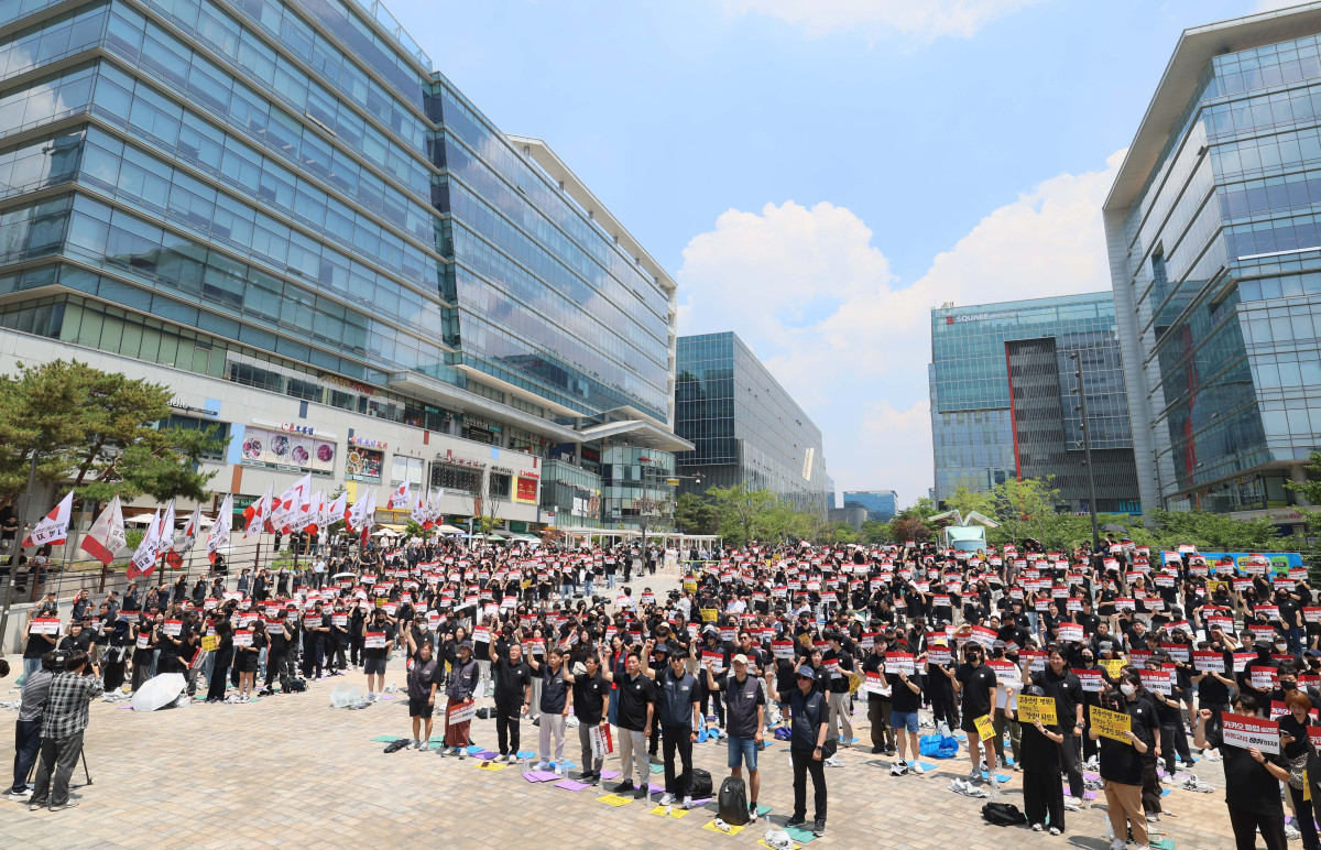 ▲카카오 노조가 창사 이래 첫 부분 파업에 돌입한 10일 경기 성남시 유스페이스 광장에서 노조원들이 파업 승리 결의대회를 갖고 있다. 신태현 기자 holjjak@
