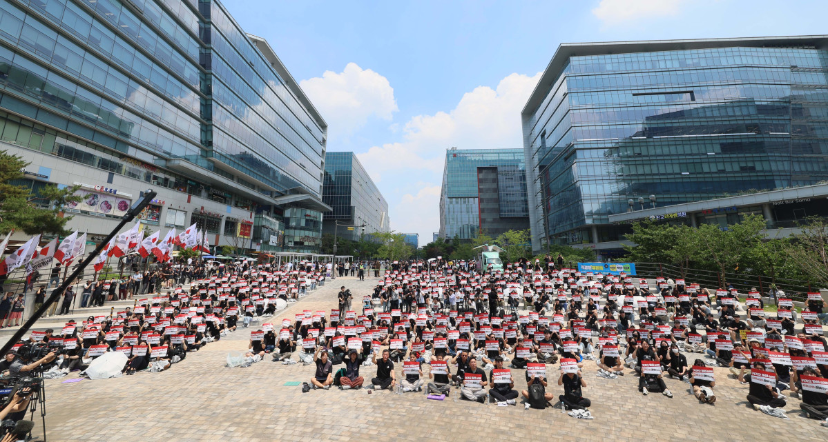 ▲카카오 노조가 창사 이래 첫 부분 파업에 돌입한 10일 경기 성남시 유스페이스 광장에서 노조원들이 파업 승리 결의대회를 갖고 있다. 신태현 기자 holjjak@