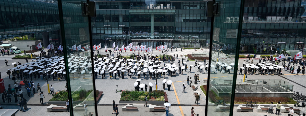 ▲카카오 노조가 창사 이래 첫 부분 파업에 돌입한 10일 노조원들이 경기 성남시 판교 일대를 행진하고 있다. 신태현 기자 holjjak@
