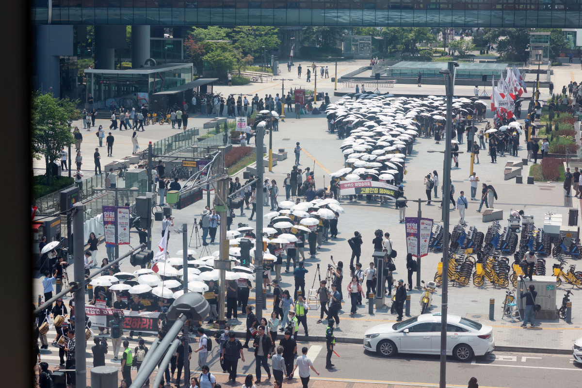 ▲카카오 노조가 창사 이래 첫 부분 파업에 돌입한 10일 노조원들이 경기 성남시 판교 일대를 행진하고 있다. 신태현 기자 holjjak@