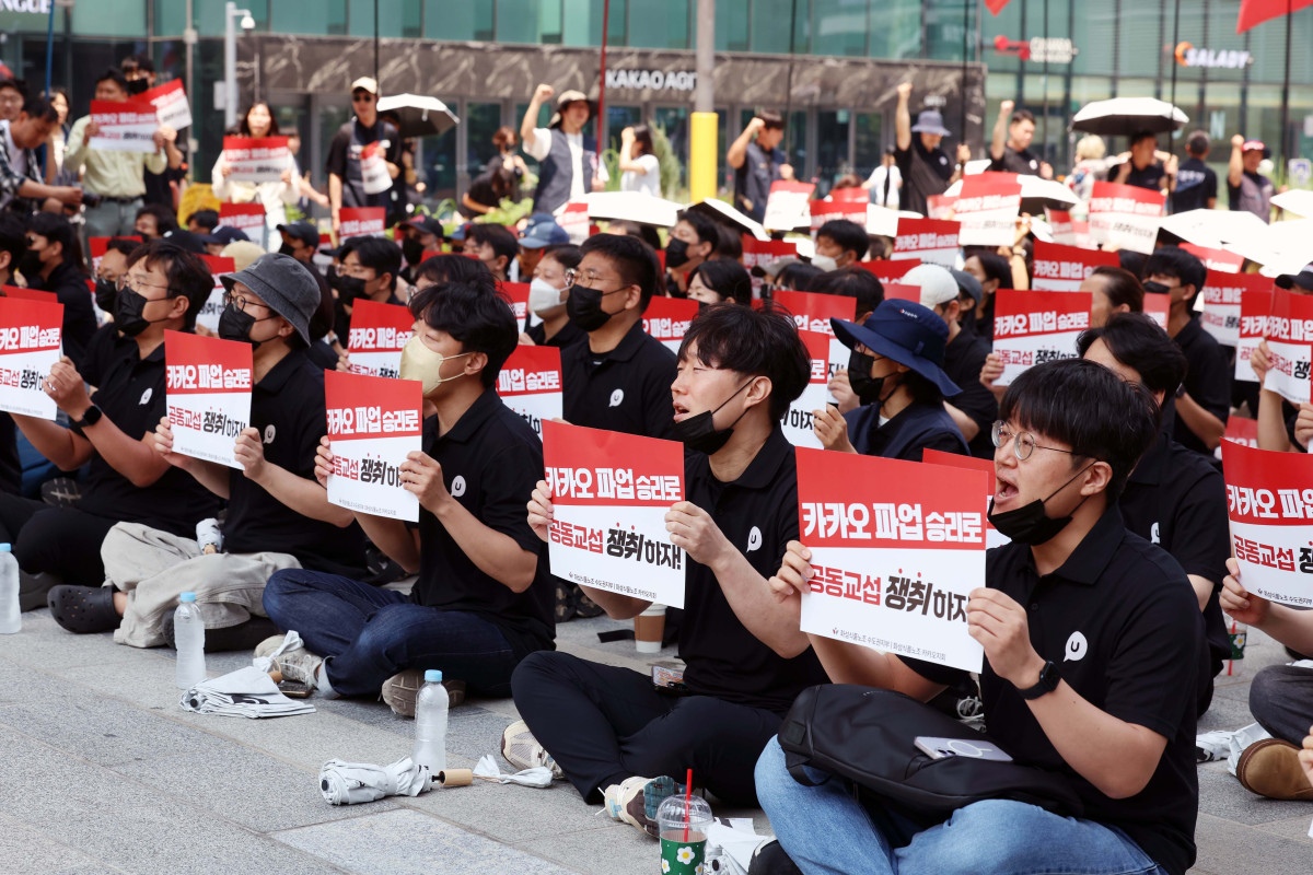 ▲카카오 노조가 창사 이래 첫 부분 파업에 돌입한 10일 경기 성남시 카카오 판교 아지트 앞에서 노조원들이 구호를 외치고 있다. 신태현 기자 holjjak@